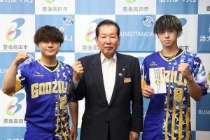 光門颯監督と外山夢選手と佐々木市長の集合写真