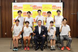 出場報告をした選手の皆さんと佐々木市長の集合写真