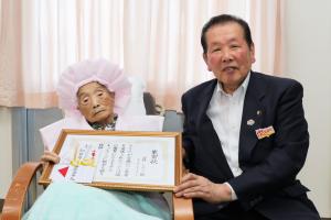 河野ヒデコさんと佐々木市長の集合写真