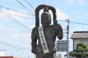 たすきを掛けた犬田交差点の仁王像