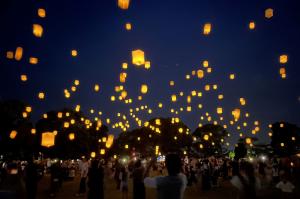 夜空に浮かぶスカイランタン