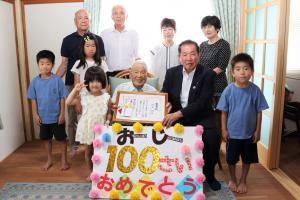 佐々木市長と野上初さん、ご親族の皆さんの集合写真
