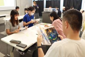 参加者たちがお気に入りの本を見つけ読書している写真