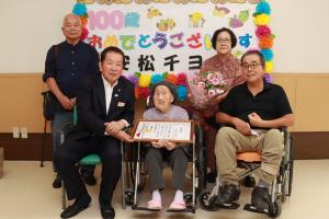 安松さん、ご親族、佐々木市長が写った記念写真