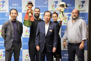 ミラノ市の皆さんと市長の集合写真