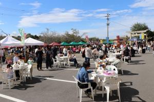 にぎわっている会場の写真