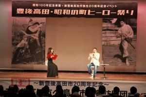 トークをする大瀬さんと背景