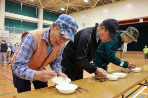 スポーツ大会の競技を楽しむ参加者の写真