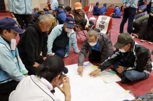 住民らが地域の危険個所を確認する写真