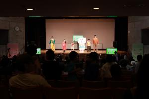 ステージを観客席の後ろ側から撮った写真