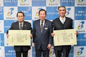 受賞されたお二人と佐々木市長の集合写真