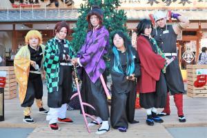 ポージングするコスプレイヤーの皆さん