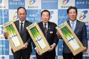 参加者と佐々木市長の集合写真