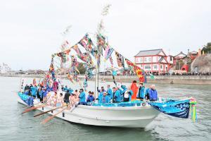 上流へ向かう宝来船