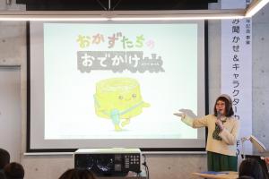 さとうさんがあいさつをしている写真