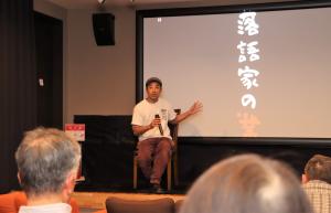 来場者に話す榎園監督