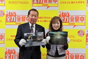 審査員佐々木敏夫市長と写真家清家道子さんの写真