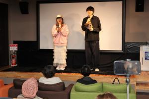 舞台挨拶をするお二人