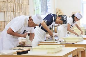 そば打ち競技の様子（切り）