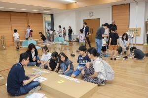 様々なブースで楽しく防災を学んでいる参加者たちの写真