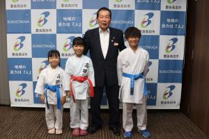 記念撮影した市長と選手が写った写真