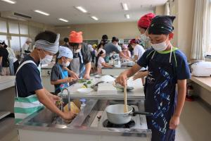 調理をしている参加者たちが多数写っている写真
