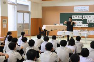 完成した作品を披露する木下さんの様子