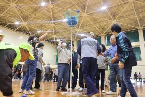 スポーツ大会の競技を楽しむ参加者の写真